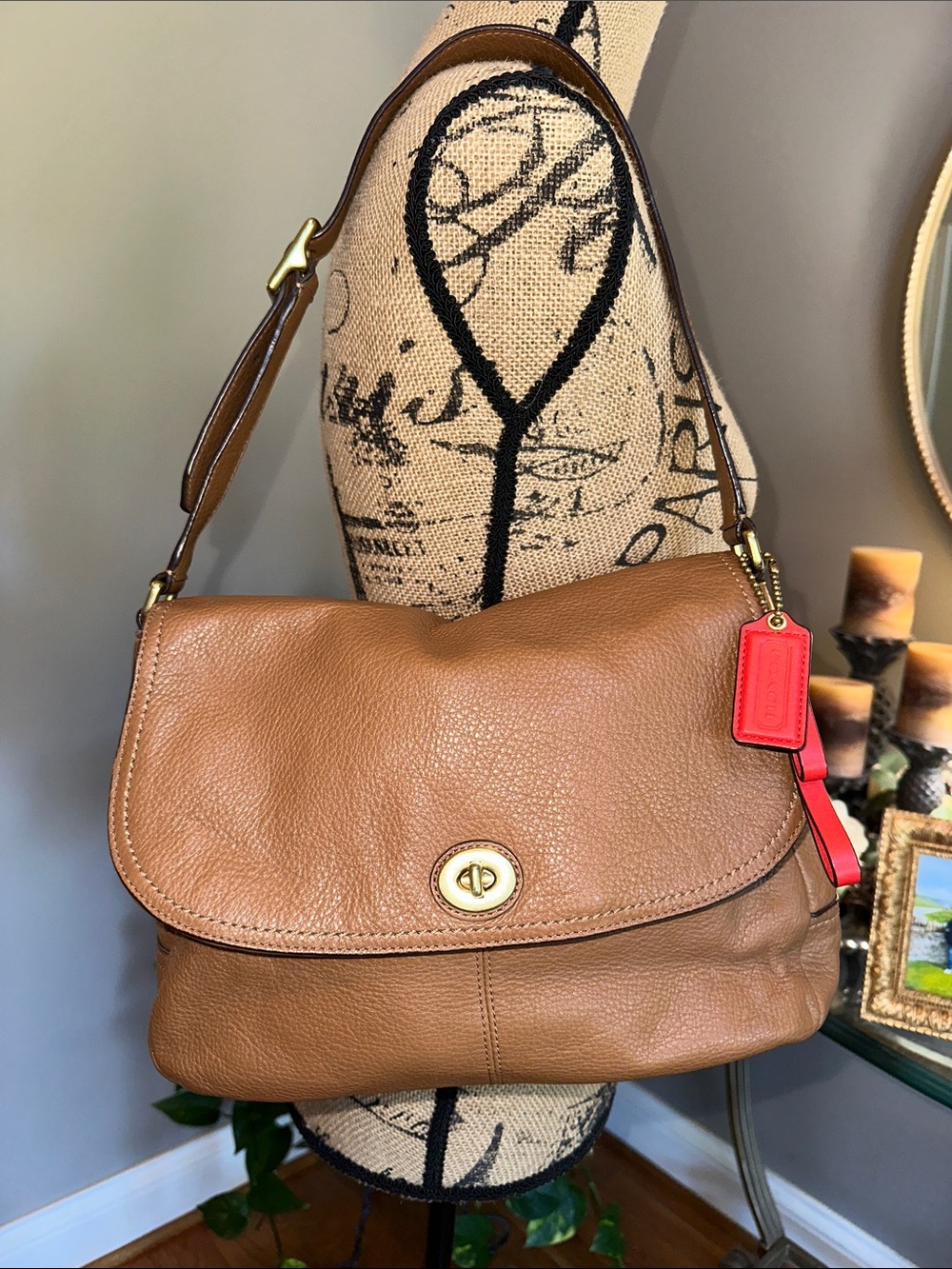 Vintage Coach Tan Pebbled Leather Shoulder Bag Lockturn with Red Tag Accent EUC